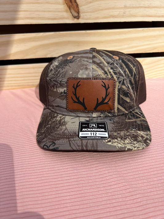 Deer antlers Realtree Max-1 XT/Brown Richardson 112 leather patch hat